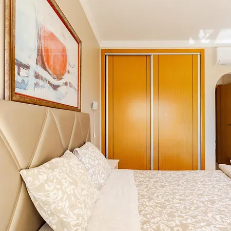 Daire Sea View Apartment, Ac, Wifi, Pool